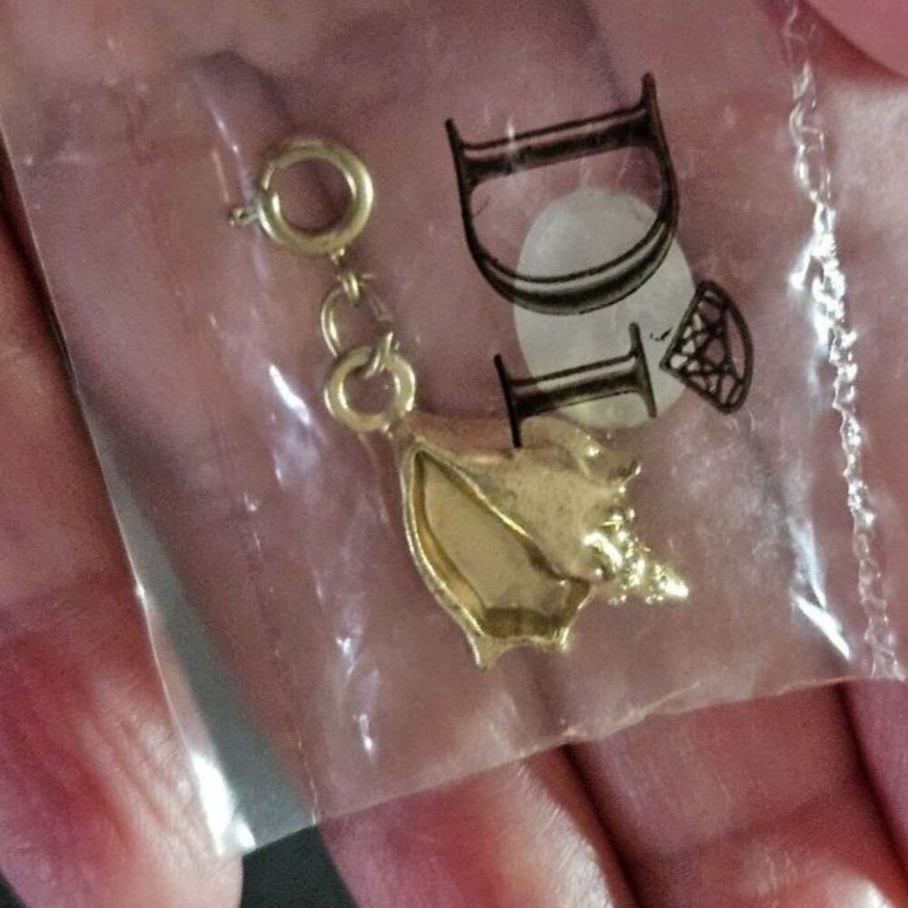 *Sale* Diamonds International gold tone shell charm